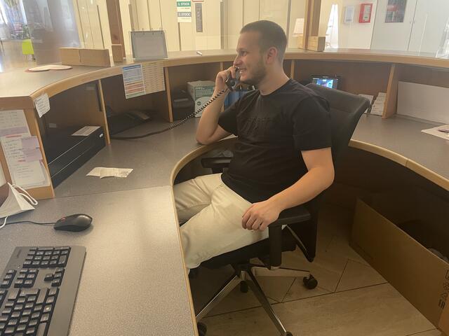 Auch an der Rezeption hilft Adrian Megic ab und an aus.  | Foto: Lisa Kammann