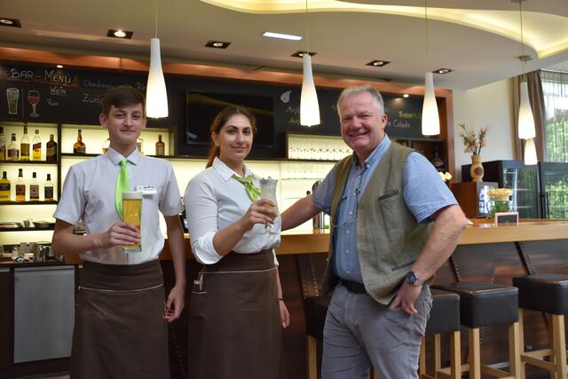 Mit Lehre zum Chef: Maxim Rukhtaev und Meliyke Tekin eifern ihrem Chef Roland Hirtenfelder nach, der seine Karriere mit der Koch- und Kellnerlehre begonnen hat und nun Hoteldirektor der Krainerhütte ist. | Foto: Preineder