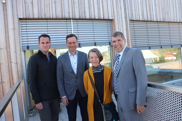 Vzbgm. LAbg. Stefan Hermann, NAbg. Ernst Gödl, Architektin Berit Schmölze-Havranek und Bgm. Erich Gosch | Foto: Edith Ertl