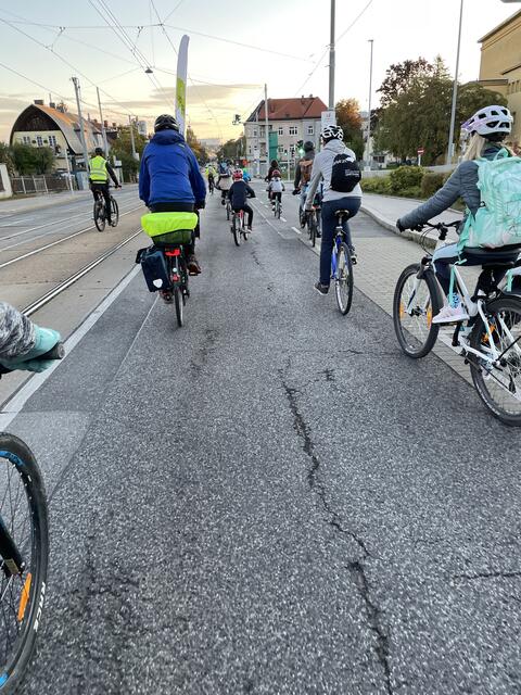 Bicibus fährt ab: Los ging's auf der Speisinger Straße. | Foto: Kautzky