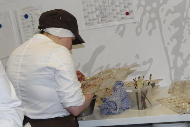 Die Nikoläuse werden mit Pinsel bemalt.  | Foto: Johanna Janisch