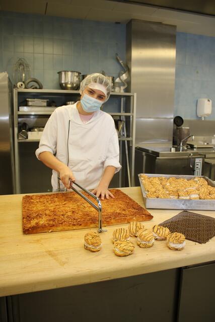 Auch KonditorInnen werden an der Klinik ausgebildet.  | Foto: Gerhard Berger