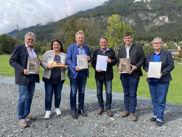 Chronist Hans Eder, Stadträtin Martina Wiedenig, Bürgermeister Leopold Astner, Chronist Erhard Eder, Landesrat Martin Gruber und Vizebürgermeisterin Irmgard Hartlieb (von links) | Foto: Büro LR Gruber/Posch
