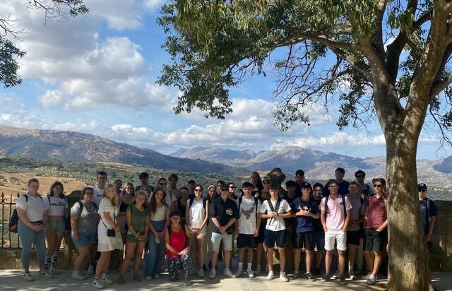 Spanischsprechende Maturantinnen und Maturanten vor einer eindrucksvollen Kulisse