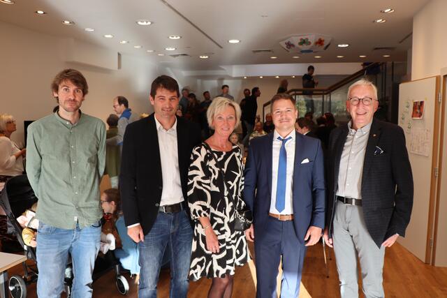Neuer Begegnungsort der Lebenshilfe eröffnet: Florian Schweiger, Mathias Niederbacher, Kirsten Witteborg, Michael Eberharter u. Herbert Mayer (v.l.). | Foto: Othmar Kolp