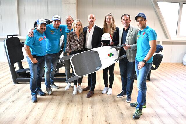 Rodlerteam und Sponsor Steinbacher im neuen Fitnessstudio im Dienstleistungszentrum. | Foto: Joensson