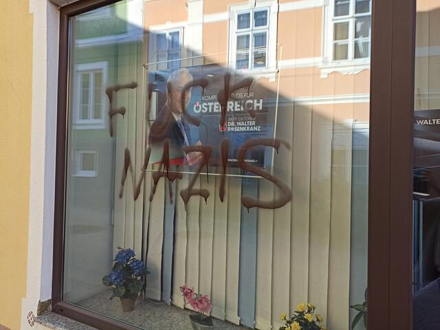 Die Bezirksgeschäftstelle der FPÖ Bezirk Kirchdorf wurde in der Nacht von 22. auf 23. September 2022 beschmiert.  | Foto: FPÖ Bezirk Kirchdorf  