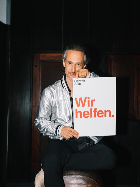 Michael Ostrowski stellt in Bezug auf den Klimabonus die Frage: "Brauch i das? Oder Caritas?" und will damit jene zum Spenden animieren, die nicht auf den Klimabonus angewiesen sind. | Foto: Ingo Petramer