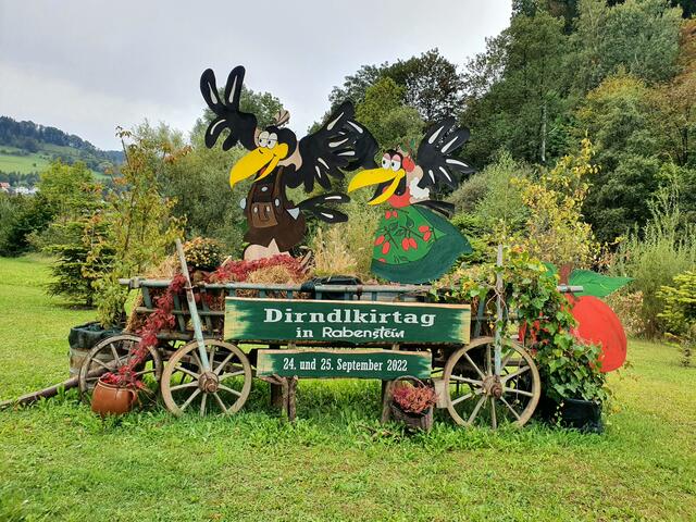 Vor dem Ortsschild laden die Raben ein. | Foto: Erika Kollmann-Till 