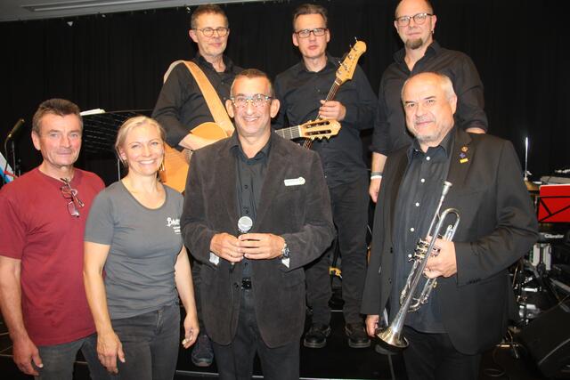 Michael Jedlicka und Band mit Susanne und Johann Bauer. | Foto: Foto: Mold