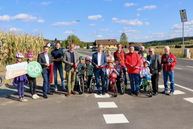 Der neue Geh- und Radweg wurde in Anwesenheit zahlreicher Ehrengäste, an der Spitze LAbg. Bgm. Wolfgang Dolesch, offiziell eröffnet. | Foto: Alfred Mayer