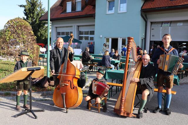 Frühschoppen beim Kostnix-Laden in Stainz: Wo man spielt, da lass dich ruhig nieder ... | Foto: Gerhard Langmann