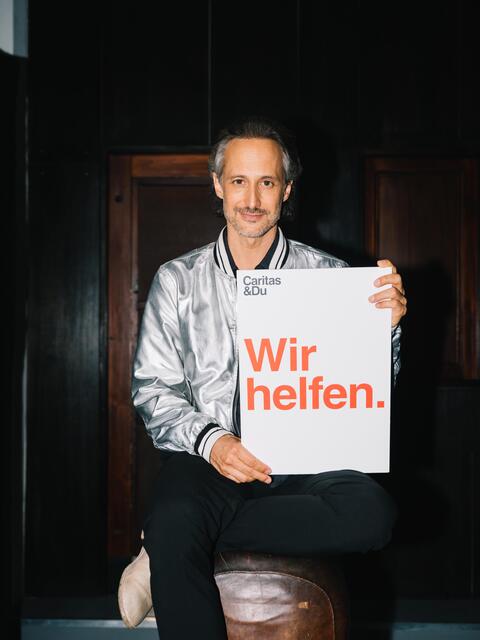 Michael Ostrowski stellt in Bezug auf den Klimabonus die Frage: "Brauch i das? Oder Caritas?" und will damit jene zum Spenden animieren, die nicht auf den Klimabonus angewiesen sind. | Foto: Ingo Petramer