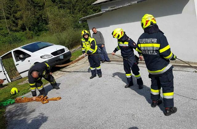 Der Lieferwagen drohte abzustürzen, die FF Rosental verhinderte Schlimmeres. | Foto: FF Rosental