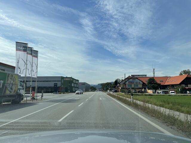 Der Kreuzungsbereich in Richtung Kapfenberg: links die Spedition Huber, rechts die Steirerstube. | Foto: Kern