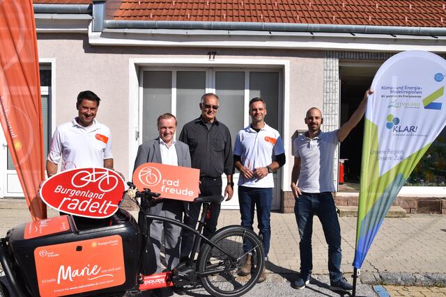 Peter Wallaszkovits von der Mobilitätszentrale Burgenland, Bürgermeister Michael Lampel, Gerhard Jungbauer KEM Leithaland, Helmut Lechner von der Mobilitätszentrale Burgenland und Bernhard Heimhilcher KEM Leithaland (v.l.).