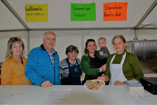 Mit regionaler Kulinarik , wie Schweinsbraten mit Knödel  oder Rindsgulasch wurden die Besucher  im Zelt verwöhnt 