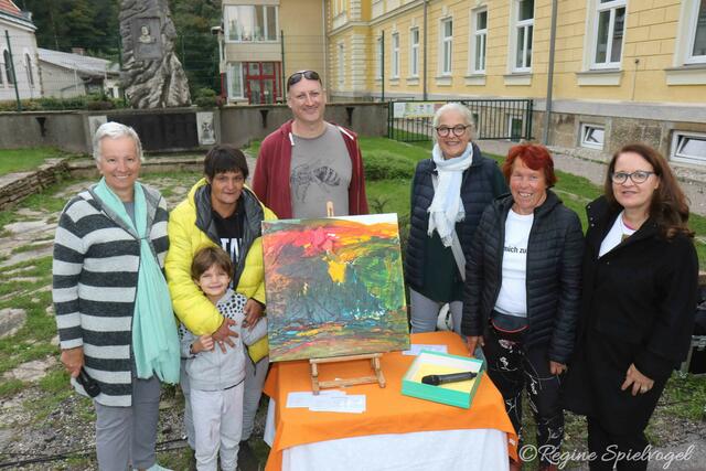 Den Hauptpreis "Pure Energie" - Bild in Acryl- stellte die Künstlerin Christine Foetsch zur Verfügung. Gezogen wurde Billy Bernert's Quizblatt. Jetzt muss nur ein geeigneter Platz an der Wand gesucht werden, meinte die Gewinnerin. Vizebürgermeisterin Jutta Polzer mit Gewinnerin des Hauptpreises "Pure Energie" Billy Bernert und Lucca, Vizebürgermeister Michael Sigmund, Künstlerin Christine Foetsch, GR Christine Leininger und GR Ingrid Burtscher.