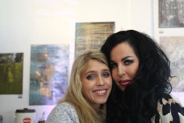 Bilderausstellung der besonderen Art: Abstrakte Kunst von Evelyne ...