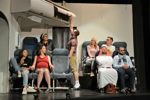 "Achtung Luftloch": eine Flugreise mit unerwarteten Turbulenzen | Foto: Peter Taurer