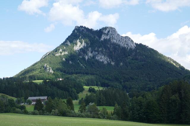 Der Schober (links), der Frauenkopf (rechts) sind fast gleich hoch. Standpunkt des Photographen ist die Straße Fuschl-Thalgau.  | Foto: Thomas Neuhold