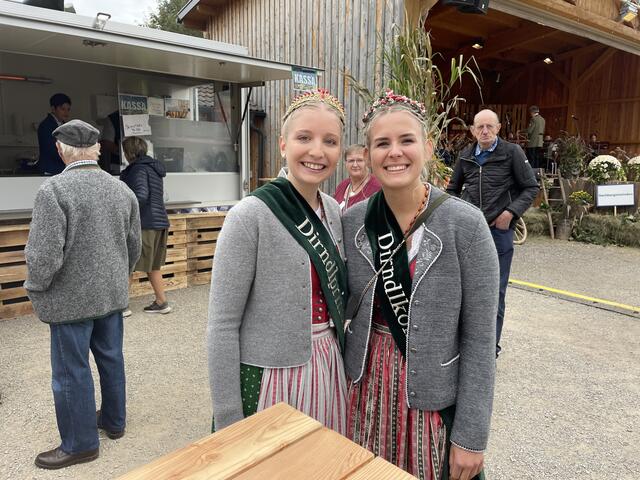 Die Dirndlhoheiten haben große Freude. | Foto: Tanja Handlfinger