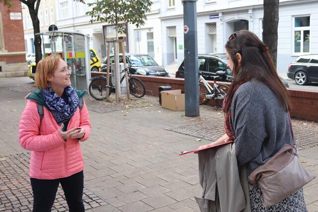 Bezirksvorsteherin Lea Halbwidl (SPÖ) sprach vor Ort mit den Wiednerinnen und Wiednern.   | Foto: BV4