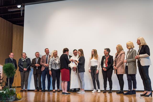 Die offizielle Schlüsselübergabe bei der feierlichen Eröffnungsfeier von Bürgermeisterin Nicole Leitenmüller an die Krabbelstubenleiterin Tina Haugeneder. | Foto: Alfred Hofer