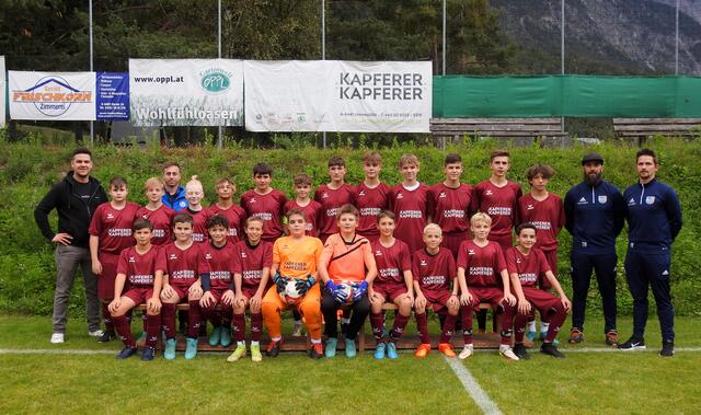 U14 SPG Vorderes Ötztal mit ihren Trainern und dem Dressensponsor Benedikt Kapferer von der Firma Kapferer und Kapferer in Umhausen.