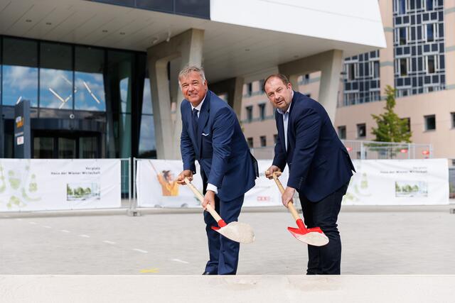 Setzten den Spatenstich für den neuen Anitta-Müller-Cohen-Platz (v.l.): Präsident der Wirtschaftskammer Wien, Walter Ruck, und Leopoldstädter Bezirksvorsteher Alexander Nikolai (SPÖ).  | Foto: WK Wien
