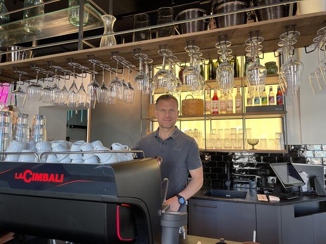 Oliver Jankai hinter dem "La Cimbali"-Siebträger.  | Foto: Miriam Al Kafur