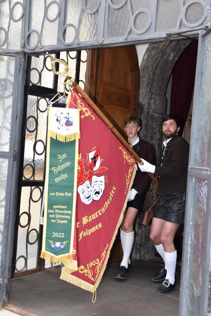 Vorsichtig brachte Fahnenträger Thomas Falch die neue Vereinsfahne aus der Pfarrkirche | Foto: Kainz