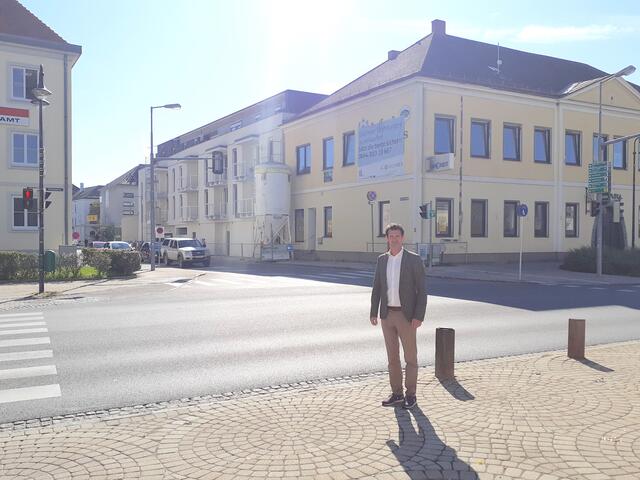 Bürgermeister René Lobner vor dem zukünftigen Standesamt, das über dem ehemaligen Gasthaus Hansy situiert ist. | Foto: Schirato