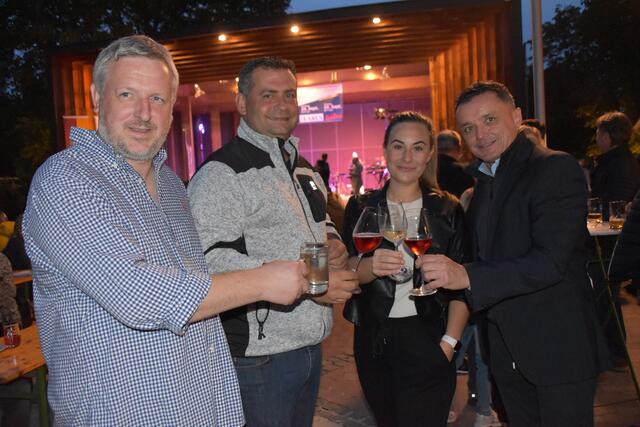 Prost auf einen gelungenen Abend: Klaus Glavanics, Stefan Laimer, Christine Kotschar und Richard G. Senninger | Foto: Michael Strini