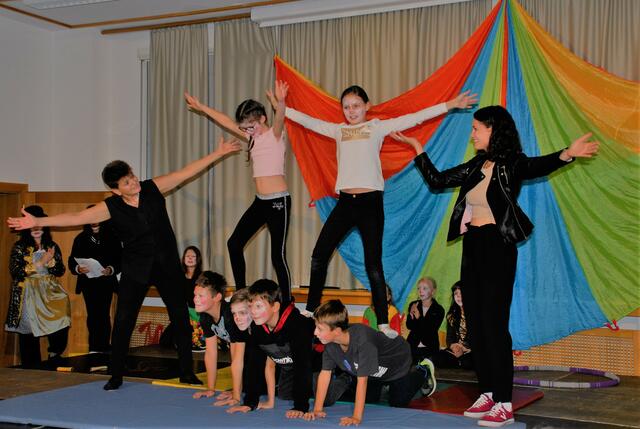 Viel Applaus für die Darbietung des Theaterstück " Manege frei " von der Kindertheatergruppe vom Sandkorntheater  unter Saskia Mauerhofer und Sophie Ithaler 