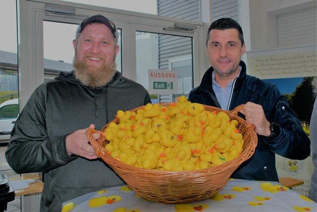 Im Rahmen dieses Marktfest gab es auch ein entenrennen  im Ilzbach 