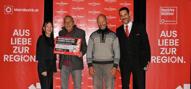 Die Hauptrundengewinner des BezirksBlätter Casino Wattens, Casal Renzo &amp; Stefano Zanghellini (Mitte) aus Italien, mit BezirksBlätter Marketin Lara Parzer (l.). | Foto: BB