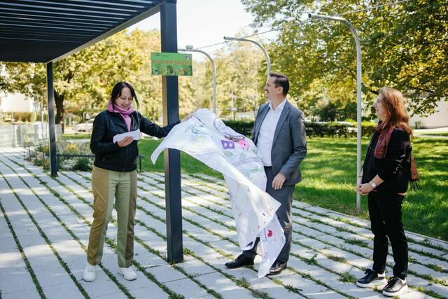 Bezirksvorsteher Marcus Franz (SPÖ) bei der Eröffnung des Platzes der Vielfalt beim Mehrgenerationenplatz. | Foto: Jenny Fetz/Wiener Wohnen