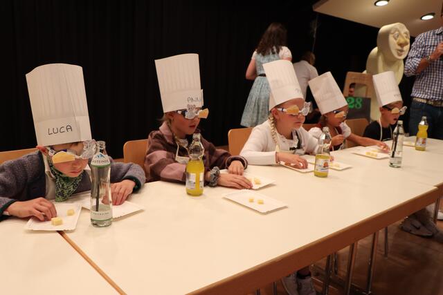 Für den begehrten Dreikäsehoch-Preis galt es bei einer Blindverkostung die strenge siebenköpfige Kinder-Jury für seinen Käse zu überzeugen. | Foto: Othmar Kolp