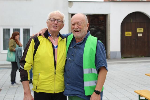 Franz Baumann, Fraktionsobmann der Grünen Perg, mit Josef Irsiegler. | Foto: Zwicker