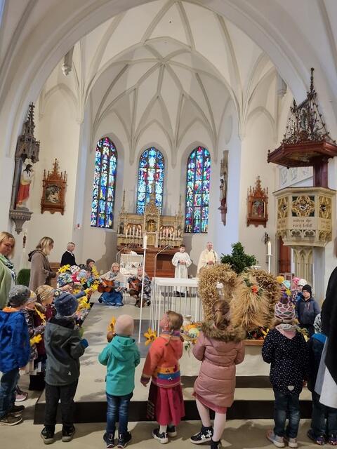 Die Kinder des Pfarrcaritas Kindergartens Oberneukirchen eröffneten die Festmesse mit dem Lied  „Erntefest ist heut, so feiern alle Leut, weil Gott die Früchte wachsen lässt, ist heute Erntefest“. | Foto: Erika Ganglberger