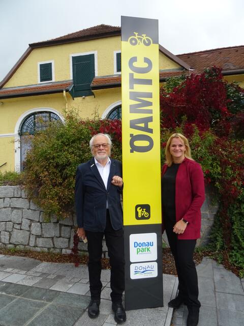 Gottfried Kraft von Mauthausen Tourismus und Donaupark-Centermanagerin MMag. Silvana Steinmetz freuen sich über die neue ÖAMTC-Service-Säule am Donauparkgelände, direkt neben dem R1. | Foto: Mauthausen Tourismus