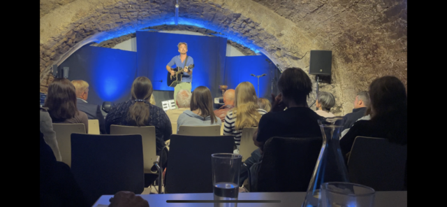 Der Schauspieler, Kabarettist, Sprecher, Autor und Singer - Songwriter Florian Kaufmann auf der Bühne in Oggau.