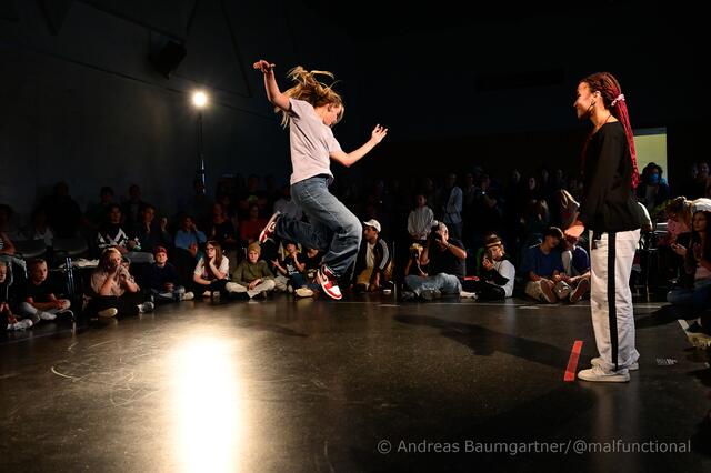 B-Girl Blanca (l.) wiederholte das Titel-Kunststück aus dem Vorjahr und siegte erneut in der Kategorie B-Girls Youth.
