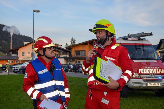 Übungbeobachter Bezirksrettungkommandant Krenn Markus mit Einsatzleiter Rotes Kreuz Wallner Florian | Foto: TirolerBlende by Mair Fotografie