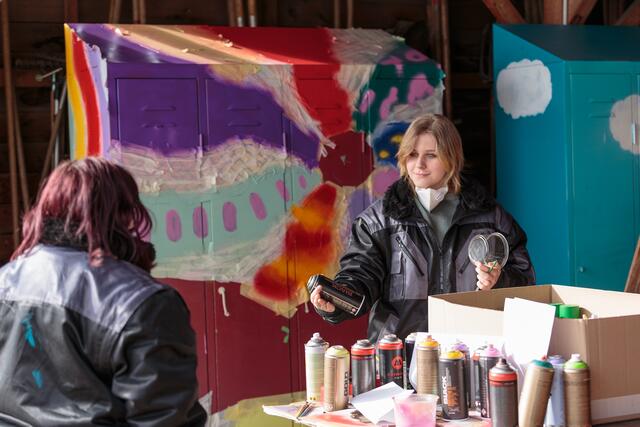 Mit Kreativität aus dem Coronaloch: Hanna beim Bemalen ihres Spinds | Foto: Susanne Senekowitsch, WUK