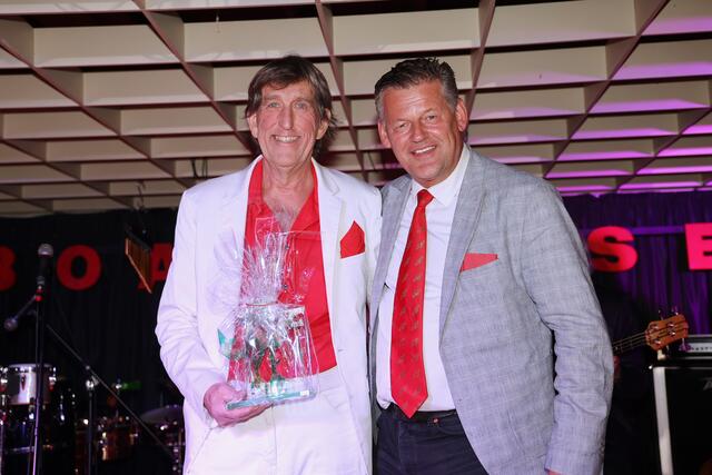Bürgermeister Christian Scheider überreichte Gert Prix den "Gläsernen Lindwurm" zum 65. Geburtstag.  | Foto: StadtKommunikation/Wajand