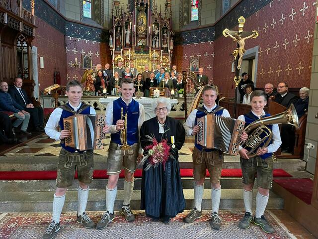 Sorgten für gute Stimmung bei der Gratulation: Die musikalische Jugend, von Christl Walllinger liebevoll gefördert..... | Foto: Pfarre Bruck
