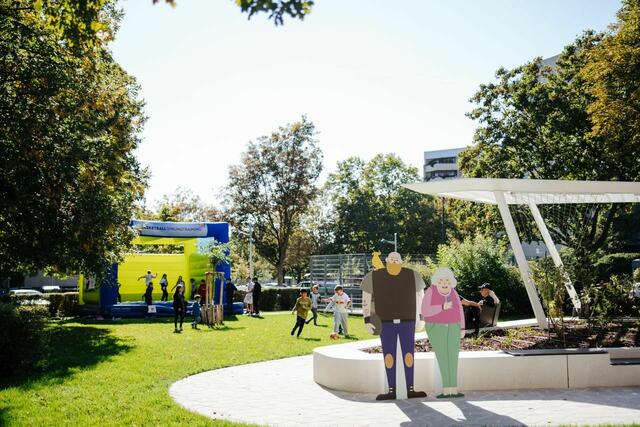 Der Mehrgenerationenplatz bringt alt und jung zusammen. | Foto: Jenny Fetz/Wiener Wohnen