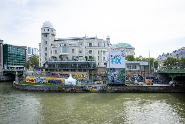 Via Seilrutsche von der Inneren Stadt direkt zur Strandbar Hermann in den Dritten schweben.  | Foto: Barbara Wirl/Drei